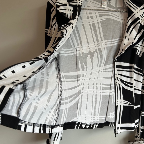 Joseph Ribkoff black and white zip front top with double collar and cuffs Size 8 - Picture 10 of 10